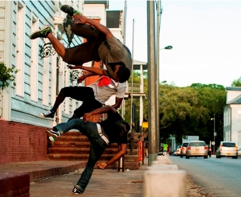 Freerunnen in de straten van Paramaribo