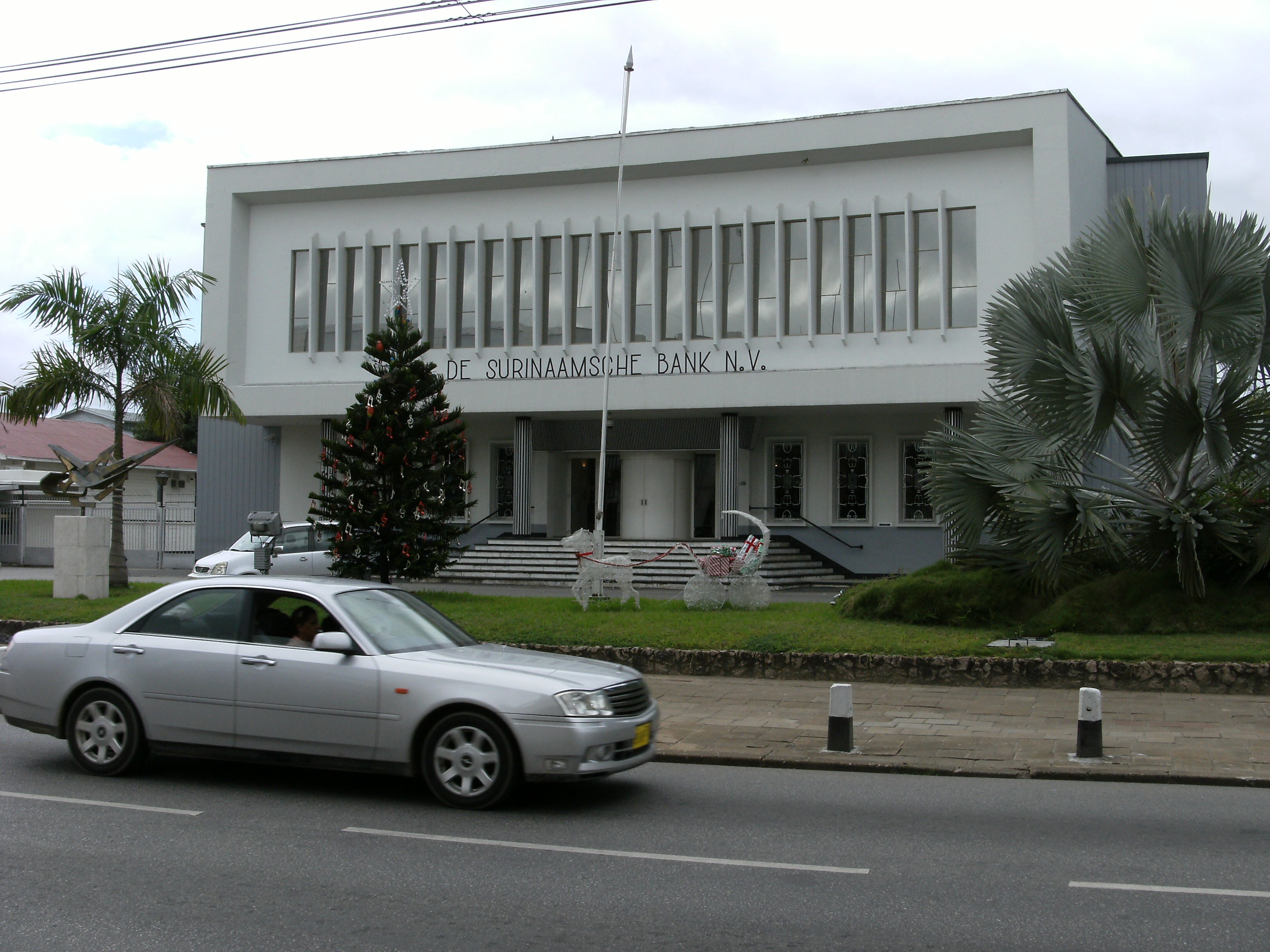 Winst De Surinaamsche Bank enorm geslonken