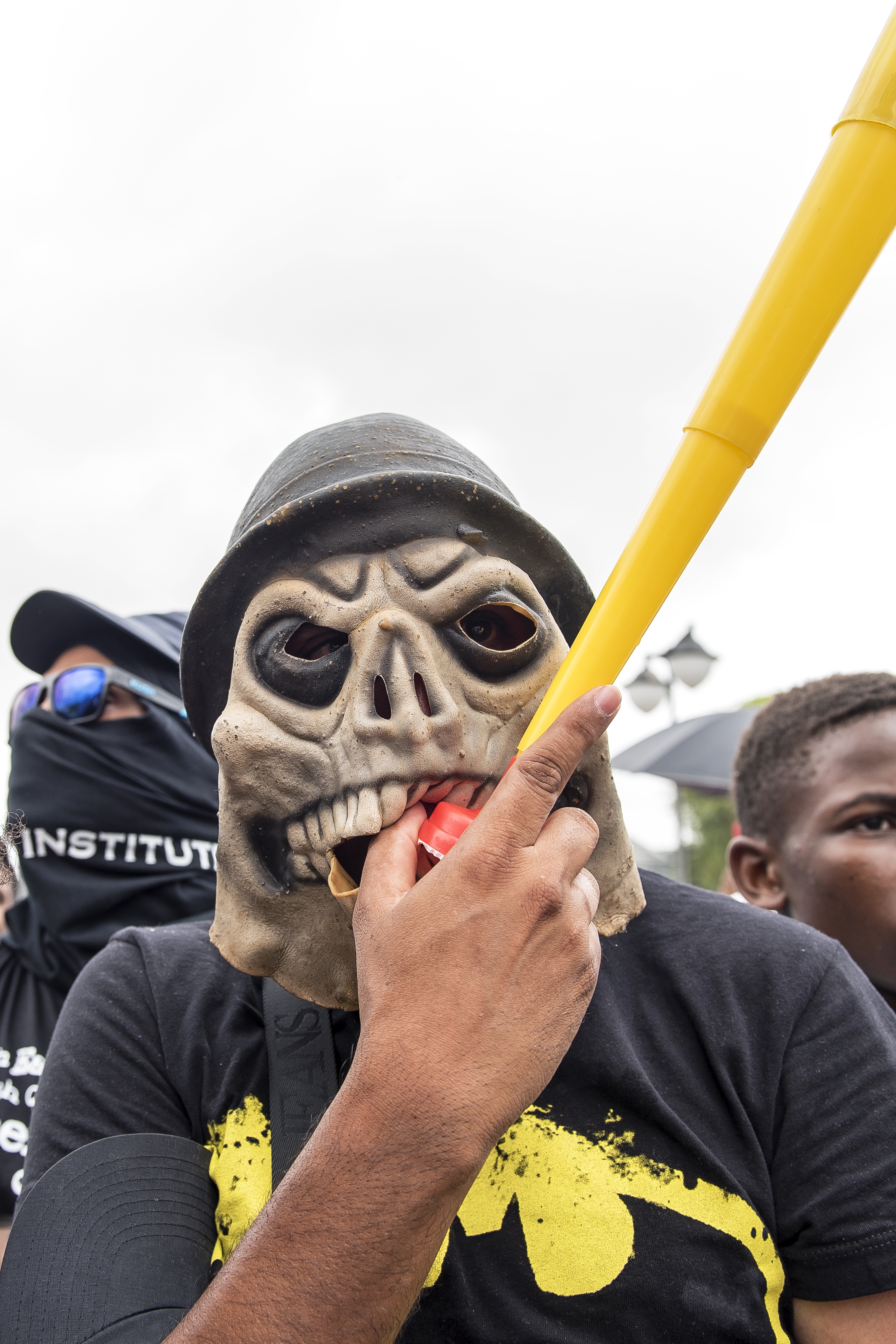 Maskers dragen tijdens betogingen is in strijd met de wet - Parbode Sneak Peek